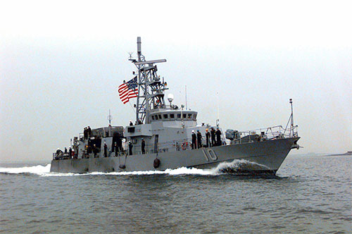 Barcos iraníes hostigan a una nave de EEUU en el Golfo Pérsico